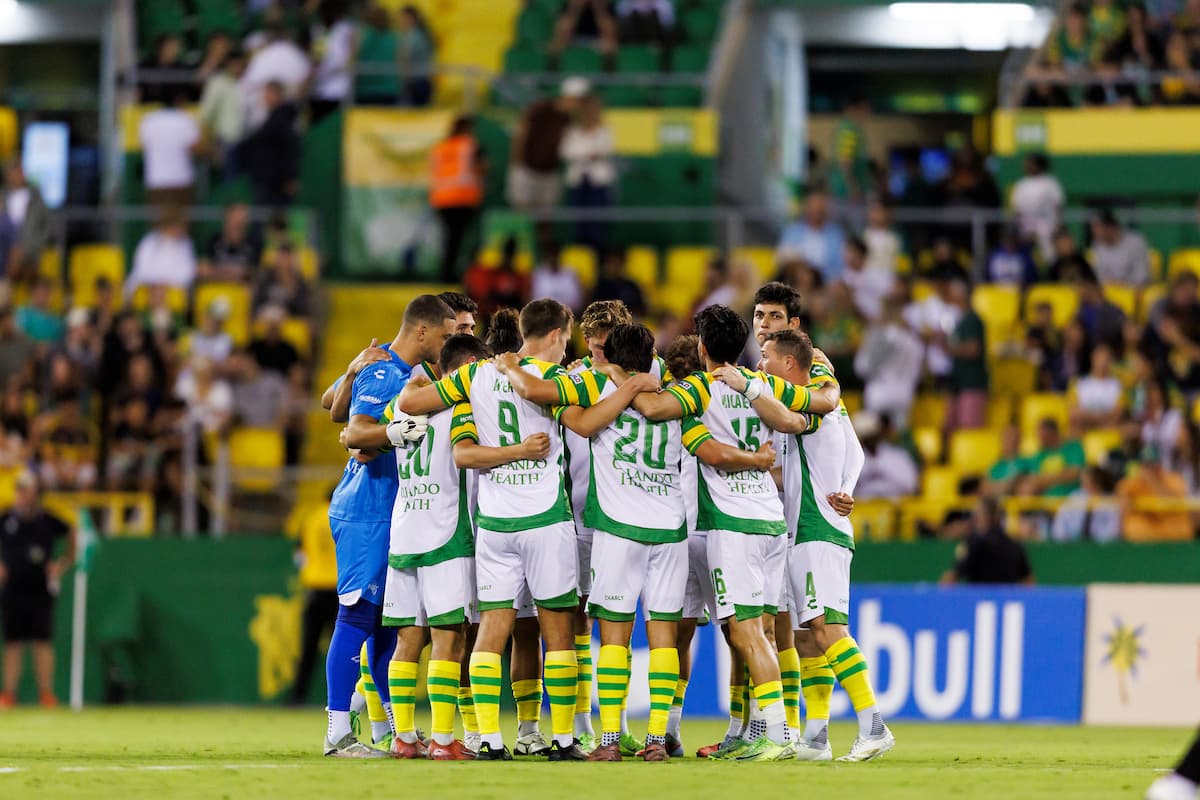 Equipo de Tampa Bay Rowdies en la huddle Equipo de Tampa Bay Rowdies en la huddle