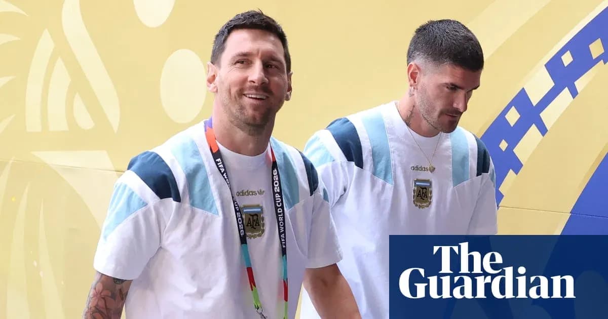 Lionel Messi y compañero entrando a la sede del evento Lionel Messi y compañero entrando a la sede del evento