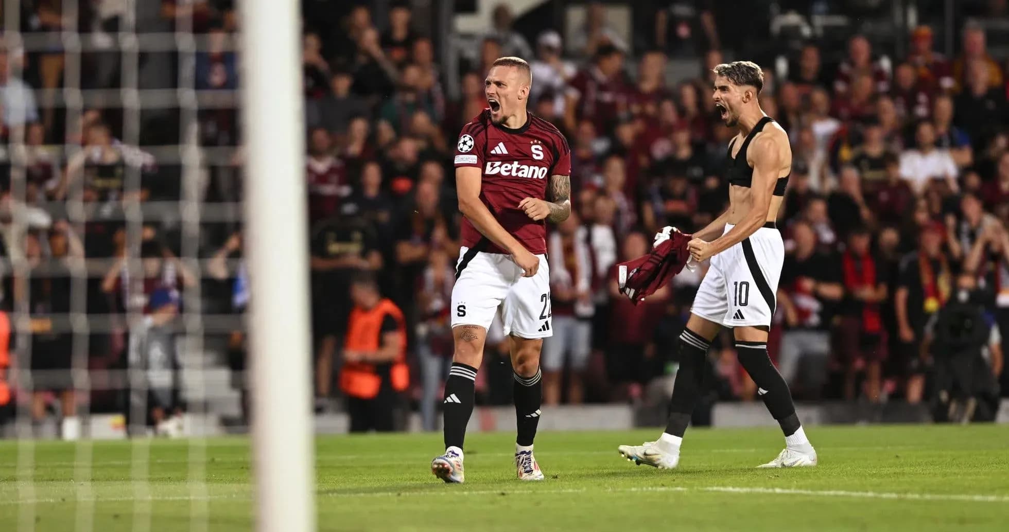 Jugadores de Sparta Praha celebrando un gol Jugadores de Sparta Praha celebrando un gol
