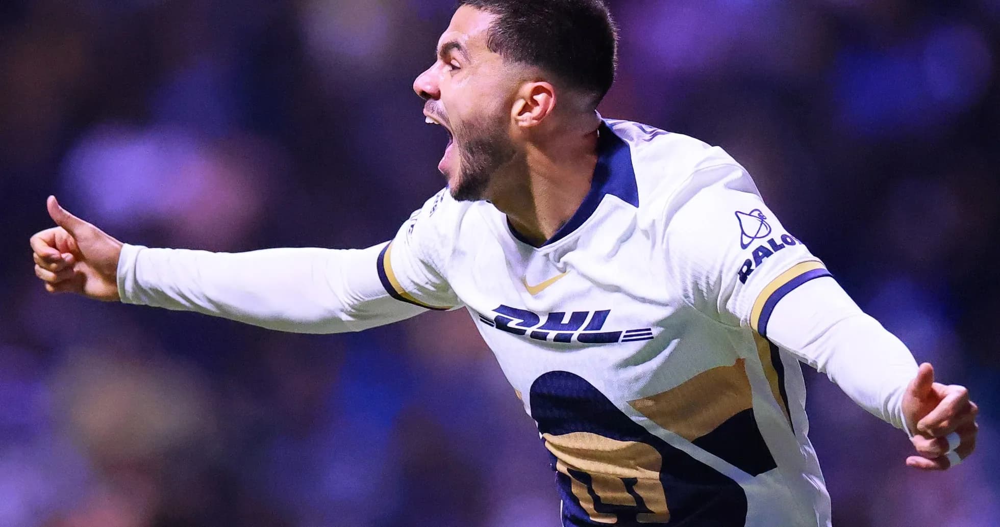 Jugador de Pumas celebra un gol Jugador de Pumas celebra un gol