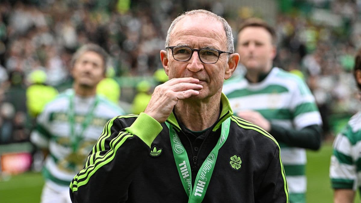 Entrenador de Celtic en el campo tras el partido Entrenador de Celtic en el campo tras el partido