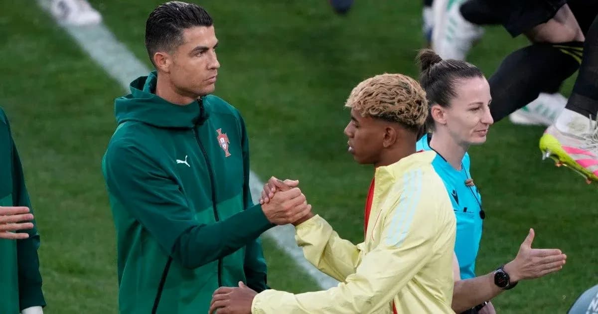 Cristiano Ronaldo saludando a un compañero de equipo Cristiano Ronaldo saludando a un compañero de equipo