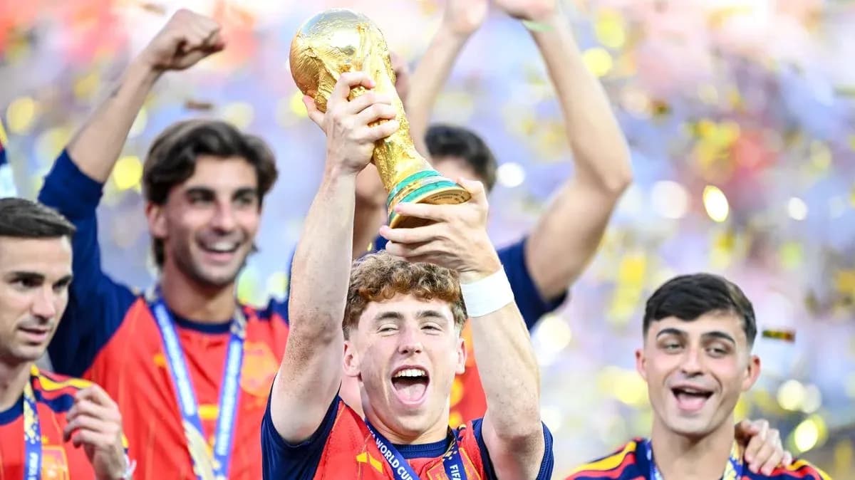 Jugador de España levantando la Copa del Mundo Jugador de España levantando la Copa del Mundo