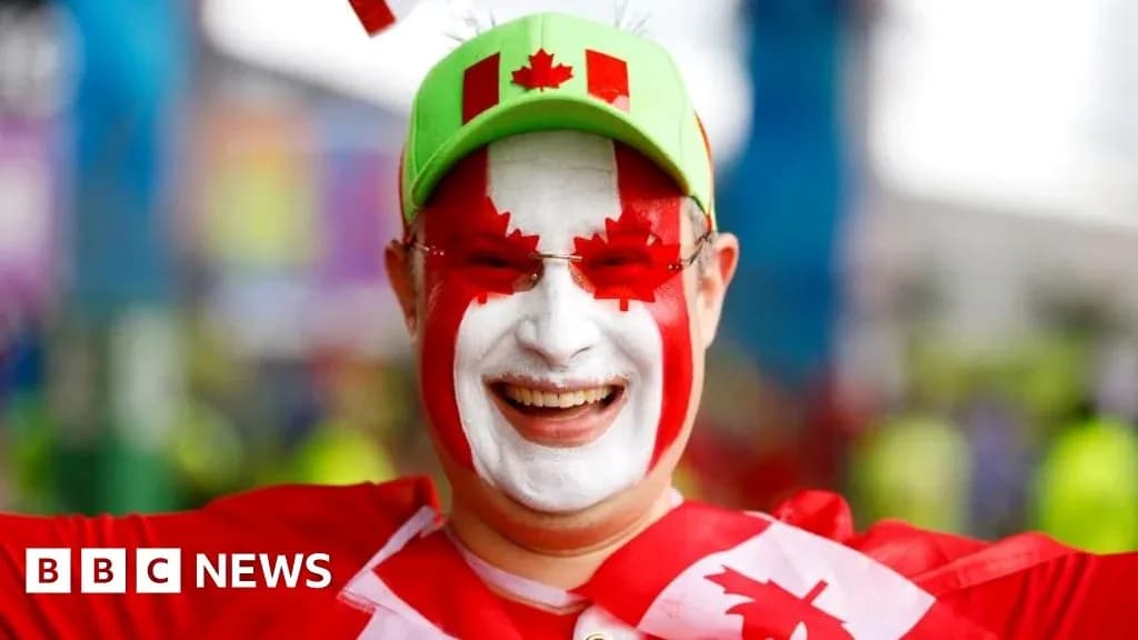 Afanado hincha canadiense con cara pintada sonriendo Afanado hincha canadiense con cara pintada sonriendo