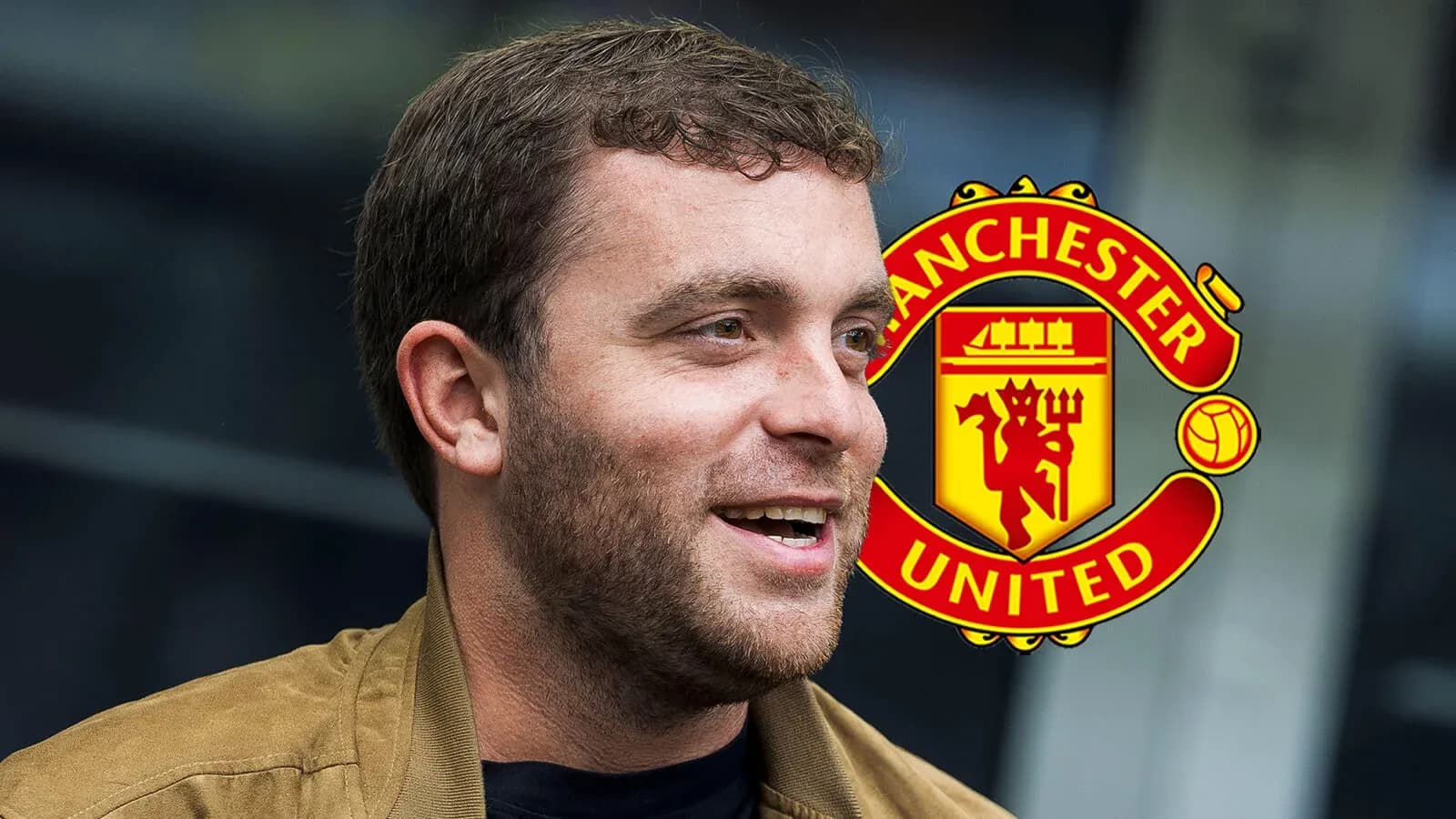 Persona sonriendo frente al logo de Manchester United Persona sonriendo frente al logo de Manchester United