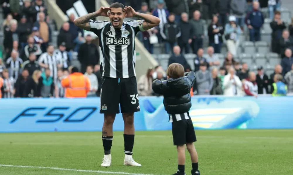 Jugador de Newcastle celebra con un niño en el campo Jugador de Newcastle celebra con un niño en el campo