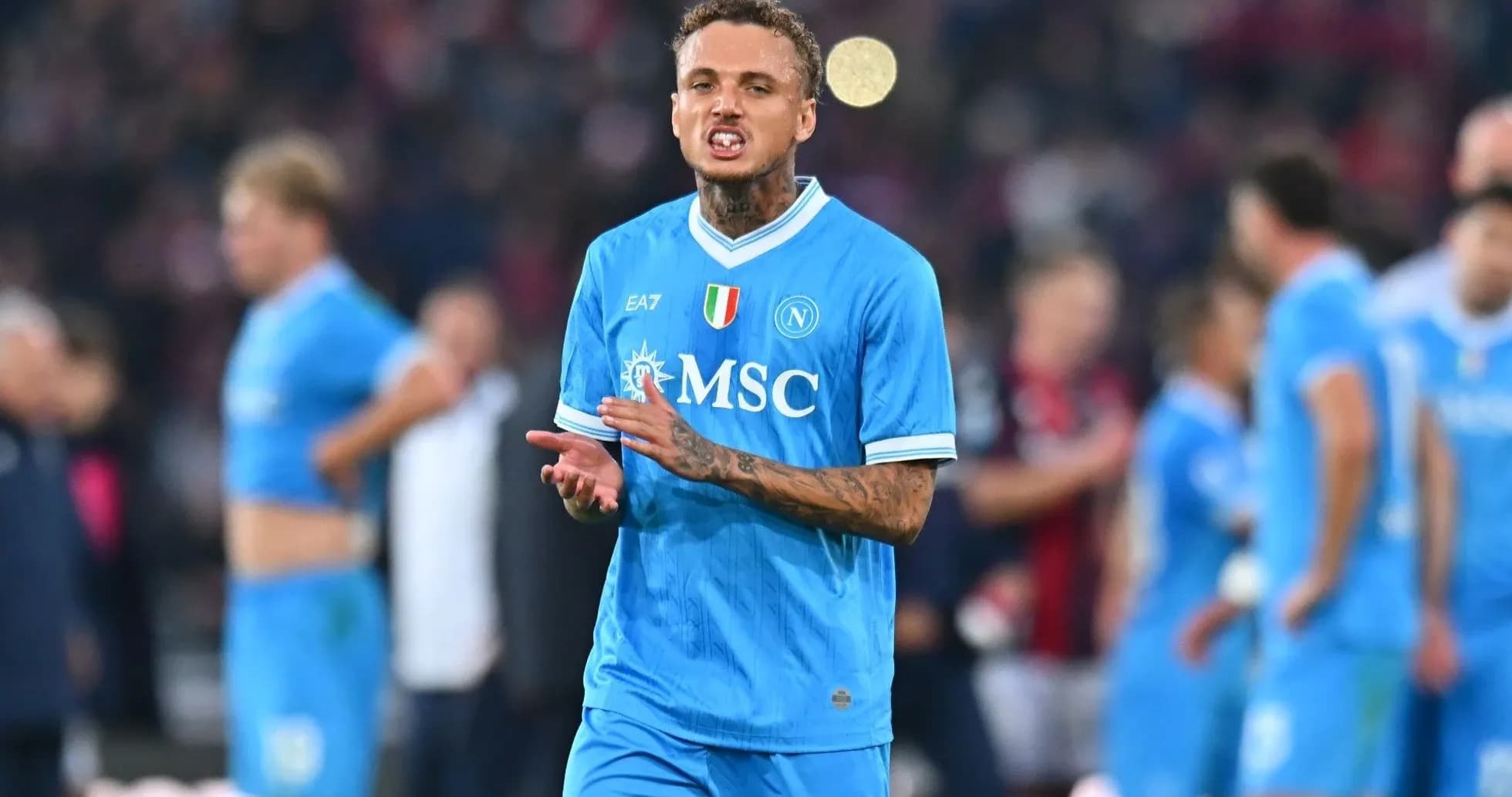 Jugador de Napoli gesticulando en el campo de juego Jugador de Napoli gesticulando en el campo de juego