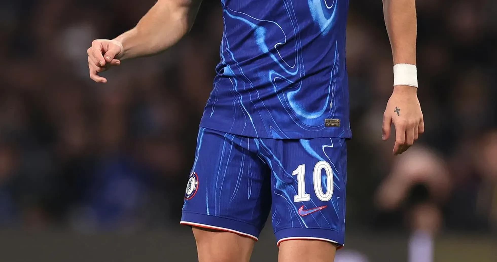 Jugador de Chelsea controlando el balón en el campo Jugador de Chelsea controlando el balón en el campo