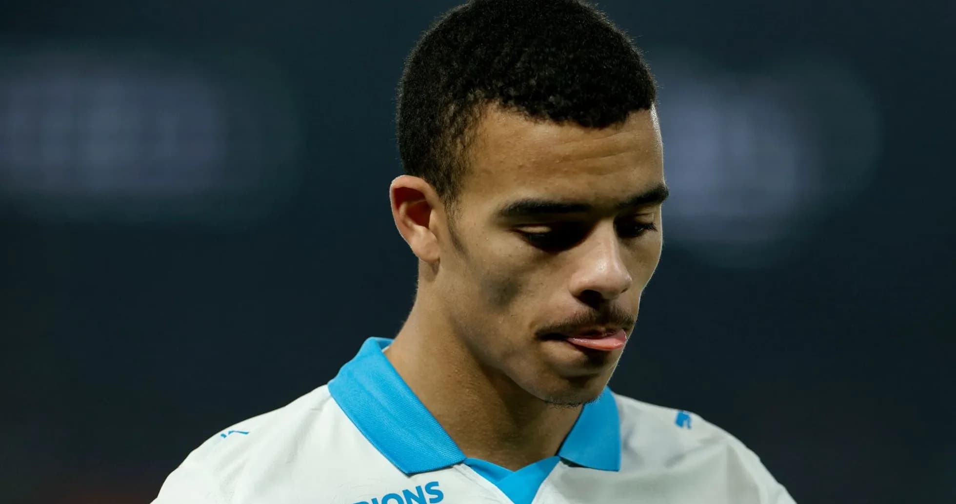 Jugador de fútbol con camiseta blanca en reflexión Jugador de fútbol con camiseta blanca en reflexión