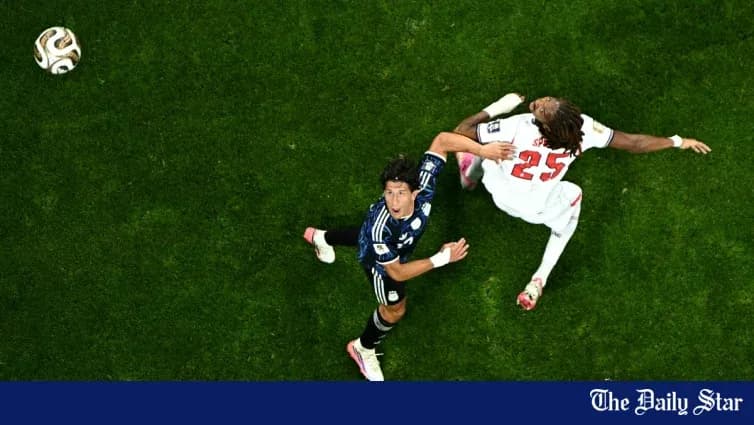 Jugador japonés esquivando a defensor en el campo Jugador japonés esquivando a defensor en el campo