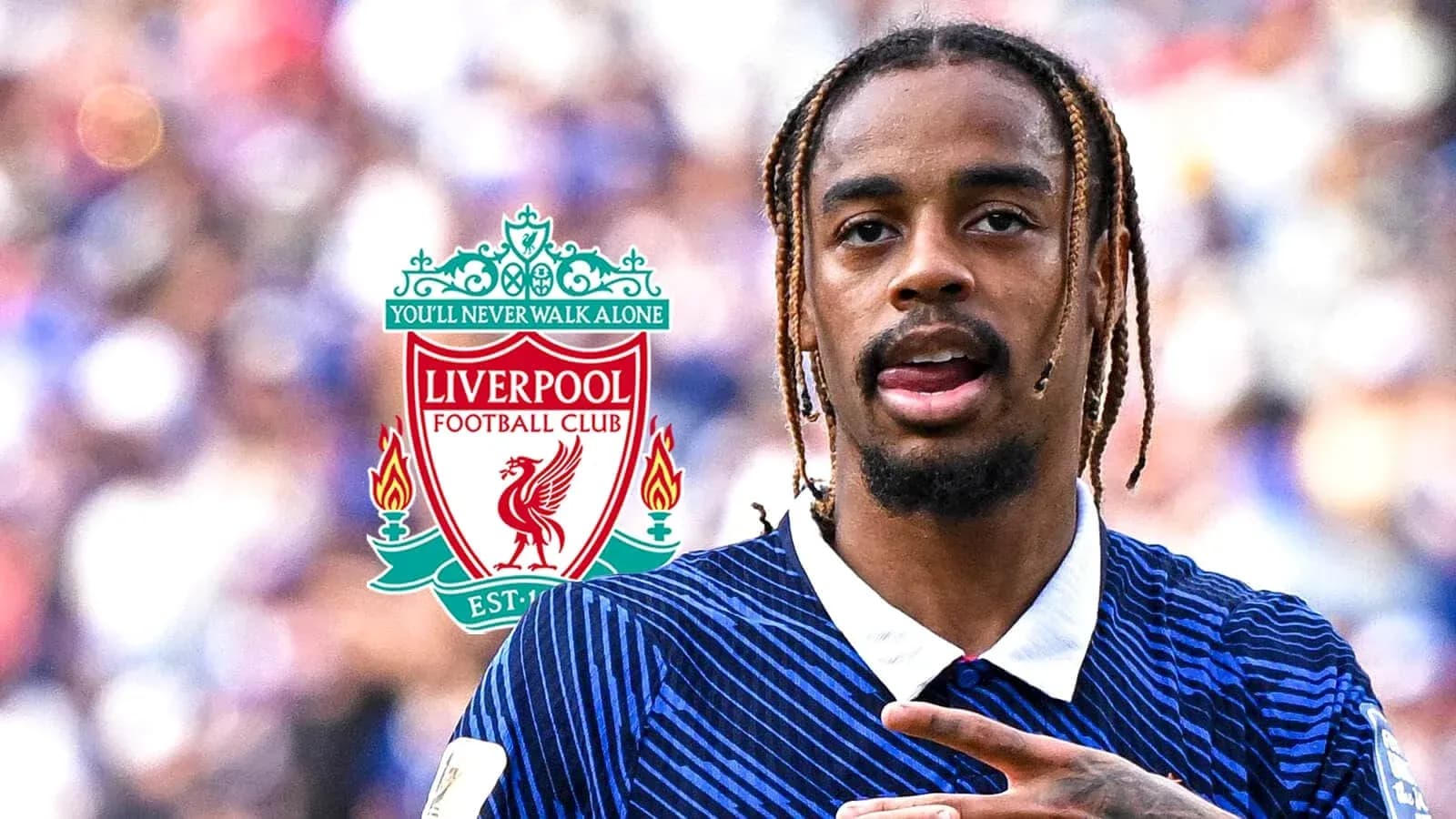 Jugador de Liverpool celebrando con el logo del club Jugador de Liverpool celebrando con el logo del club
