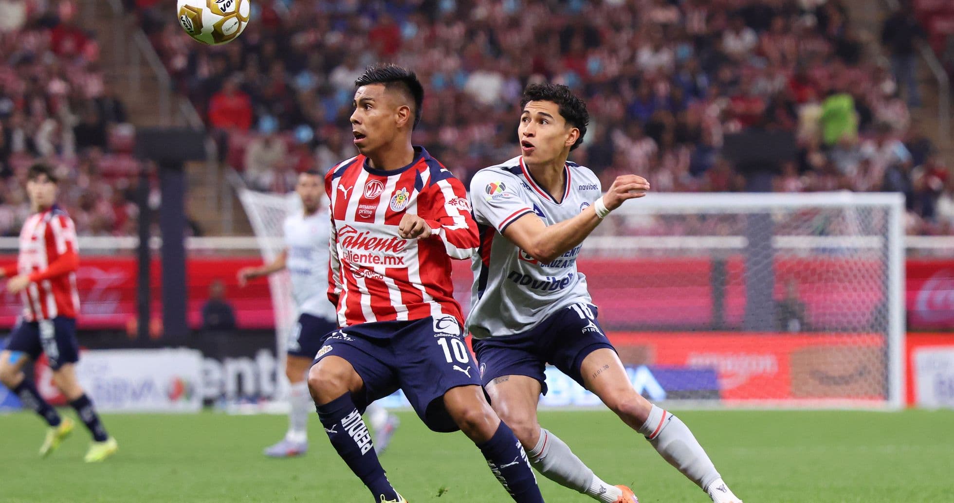 Jugadores de Chivas y Cruz Azul en acción Jugadores de Chivas y Cruz Azul en acción
