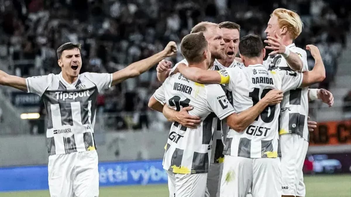 Jugadores de Hradec Králové celebrando un gol Jugadores de Hradec Králové celebrando un gol