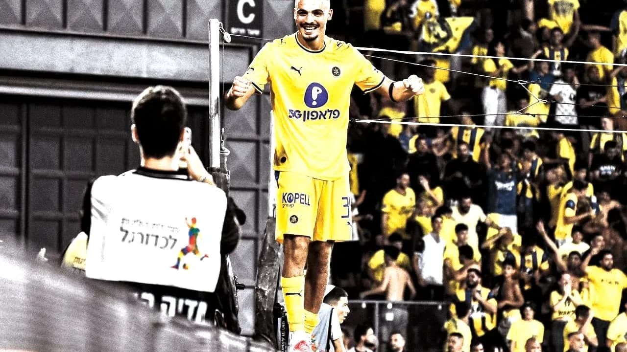 Jugador de Maccabi Tel Aviv celebra con la afición Jugador de Maccabi Tel Aviv celebra con la afición