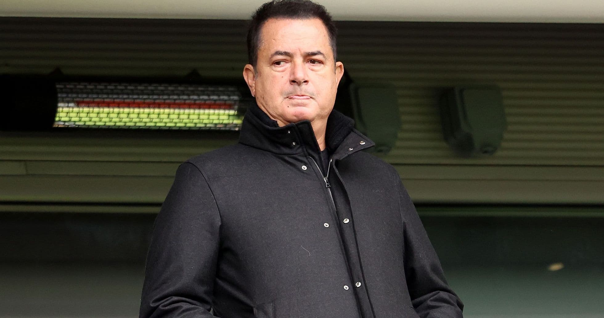 Hombre de pie en un palco de estadio Hombre de pie en un palco de estadio