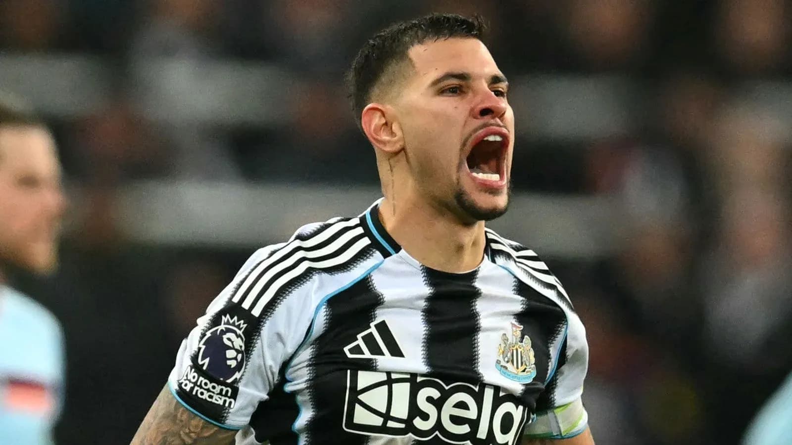 Jugador de Newcastle celebrando con entusiasmo durante partido Jugador de Newcastle celebrando con entusiasmo durante partido