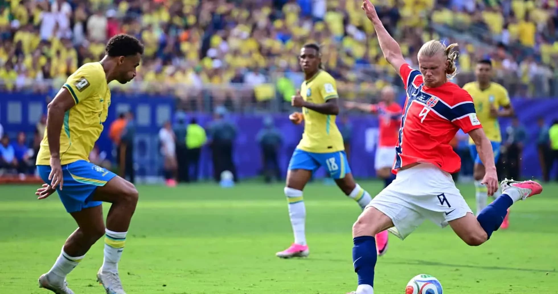 Jugador brasileño esquivando a un noruego Jugador brasileño esquivando a un noruego