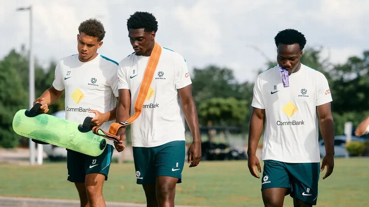 Jugadores de fútbol australiano caminando en el entrenamiento Jugadores de fútbol australiano caminando en el entrenamiento