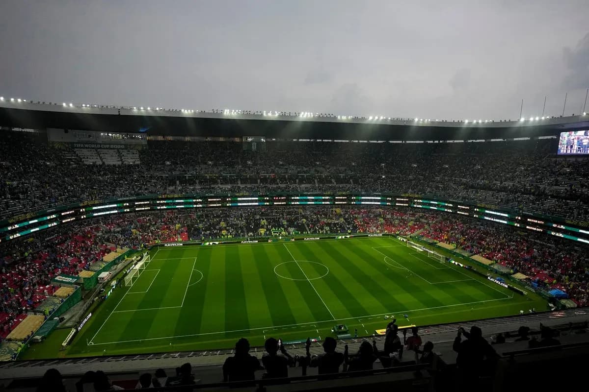 Estadio con público antes de un partido de fútbol Estadio con público antes de un partido de fútbol