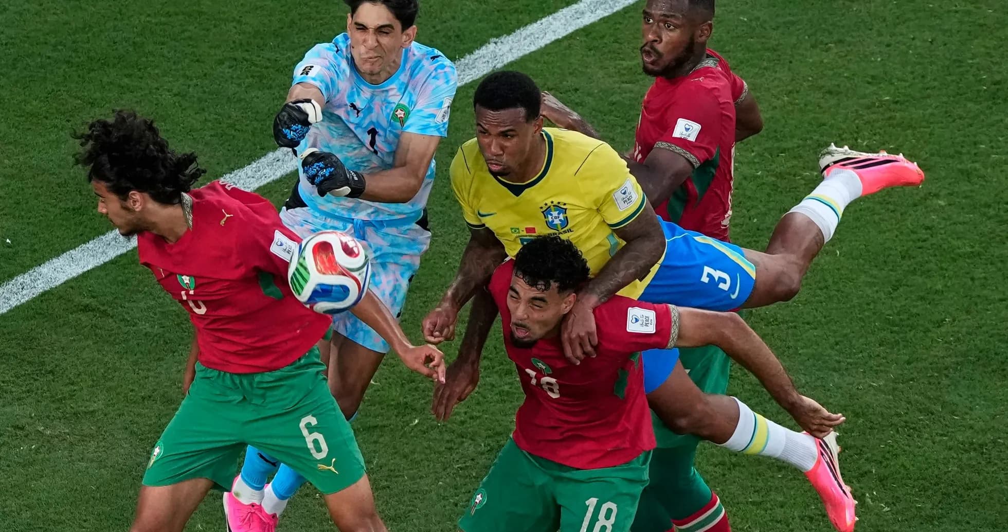 Jugadores de Brasil y Marruecos en acción Jugadores de Brasil y Marruecos en acción