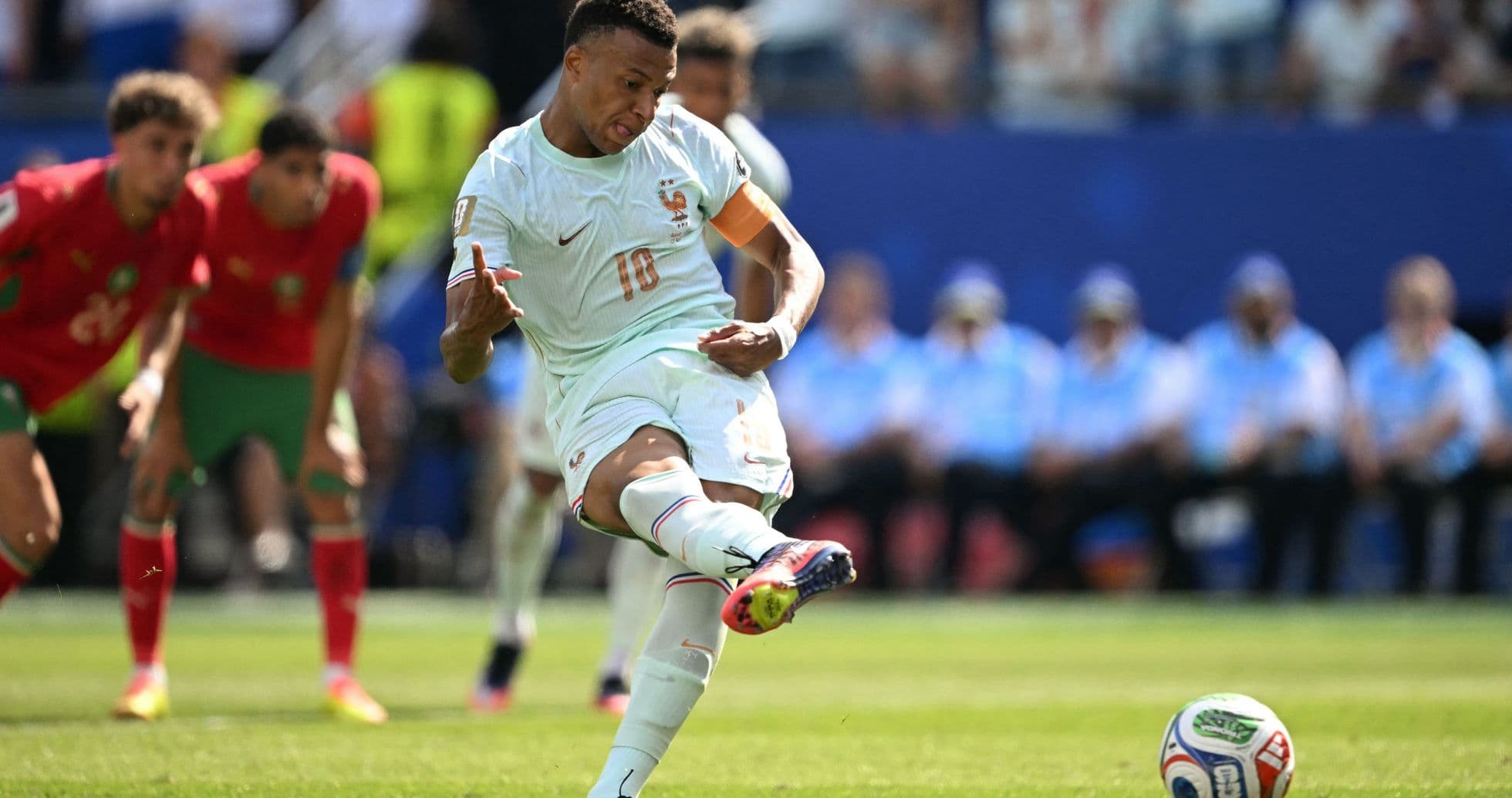 Jugador ejecutando un penalti en partido de fútbol Jugador ejecutando un penalti en partido de fútbol