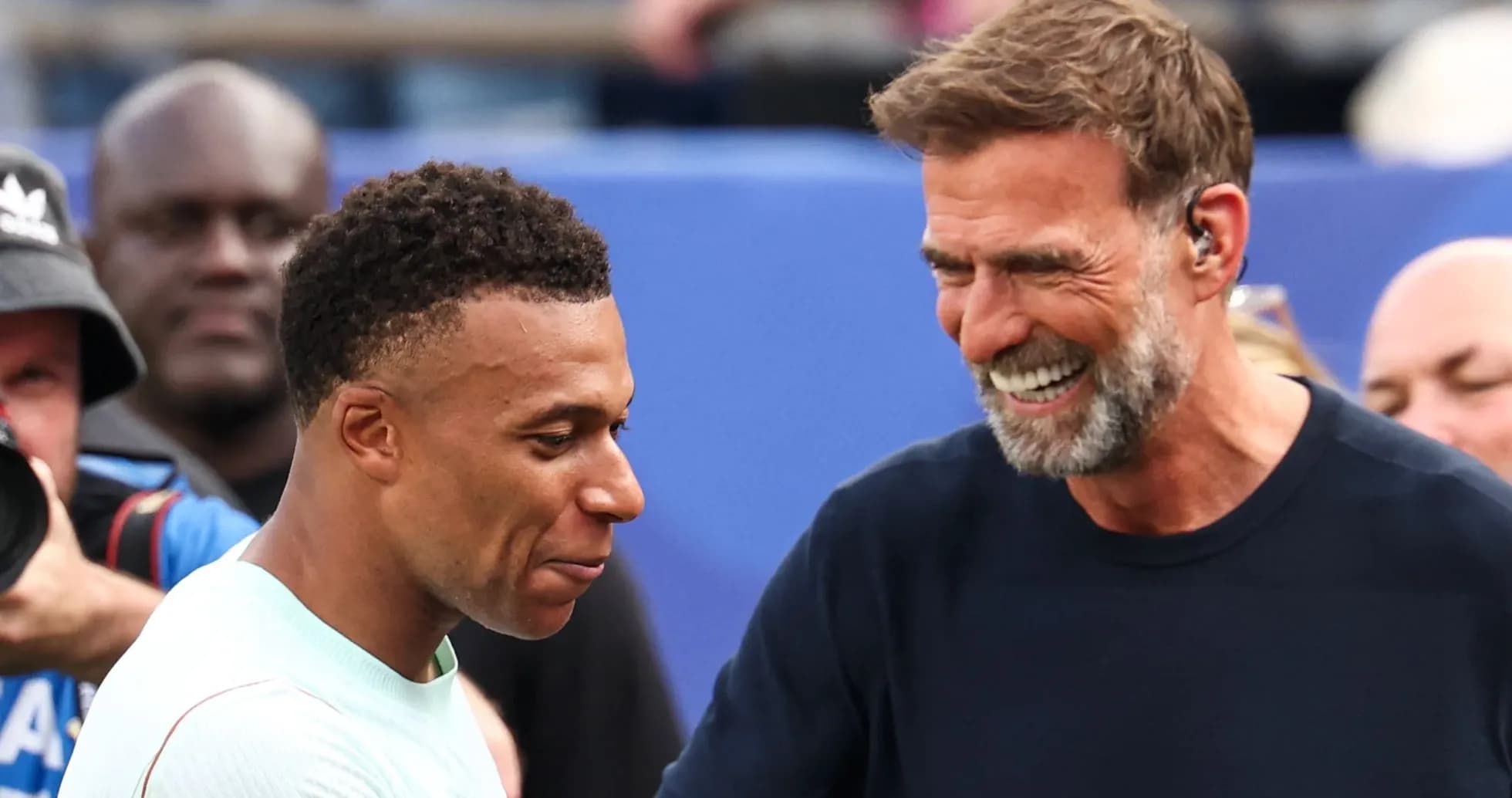 Mbappé y Klopp sonriendo durante un encuentro Mbappé y Klopp sonriendo durante un encuentro