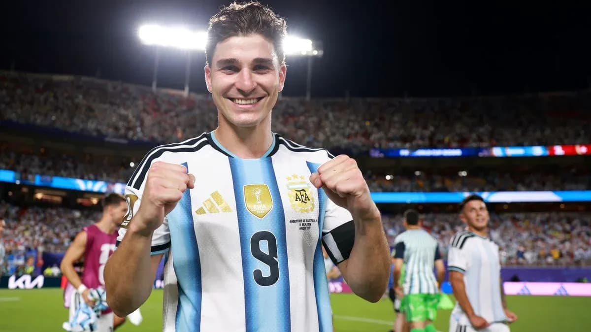 Jugador de Argentina sonriendo y celebrando en el campo Jugador de Argentina sonriendo y celebrando en el campo