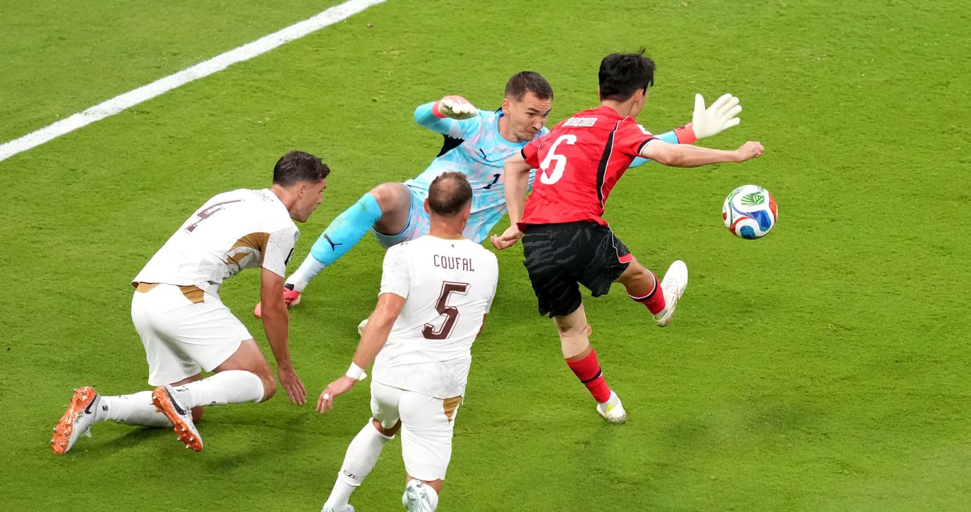 Jugador de Corea del Sur en acción contra República Checa Jugador de Corea del Sur en acción contra República Checa