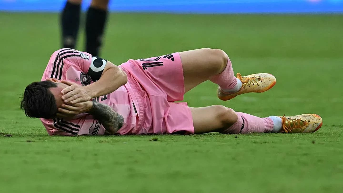 Jugador caído en el campo con camiseta rosa Jugador caído en el campo con camiseta rosa
