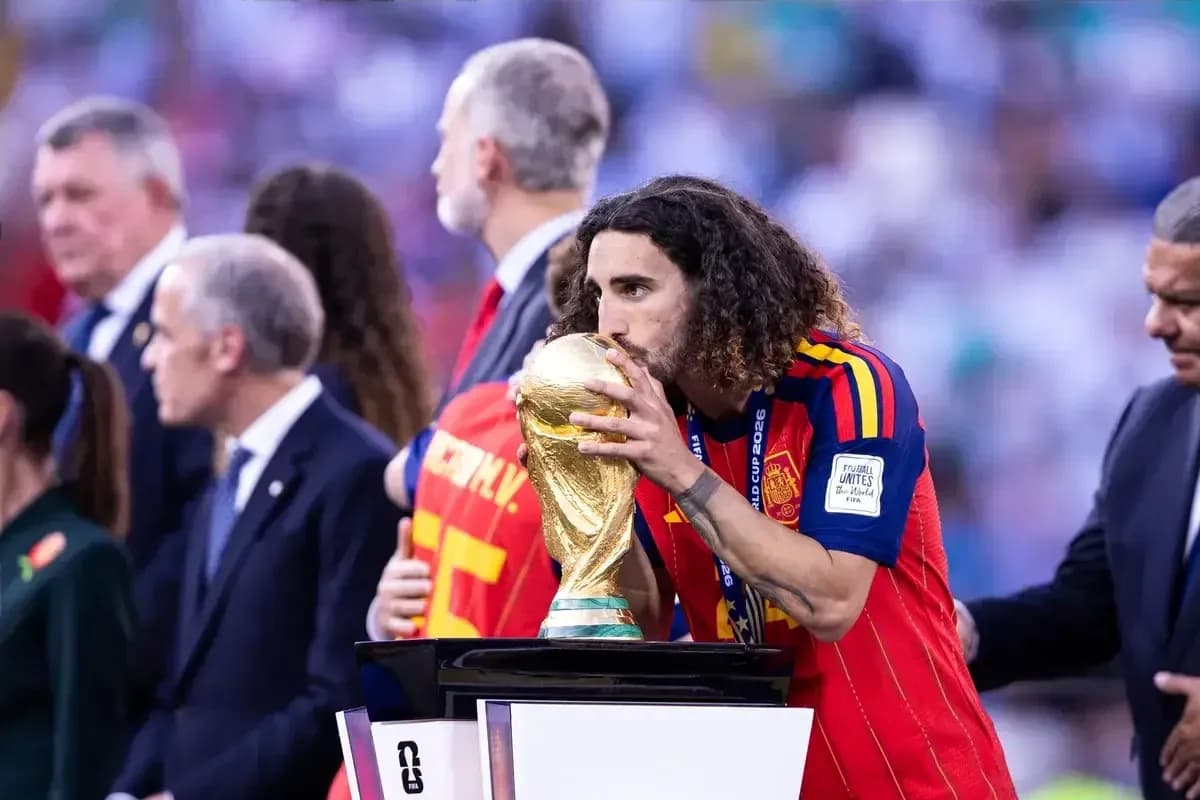 Jugador de España besando la Copa del Mundo Jugador de España besando la Copa del Mundo