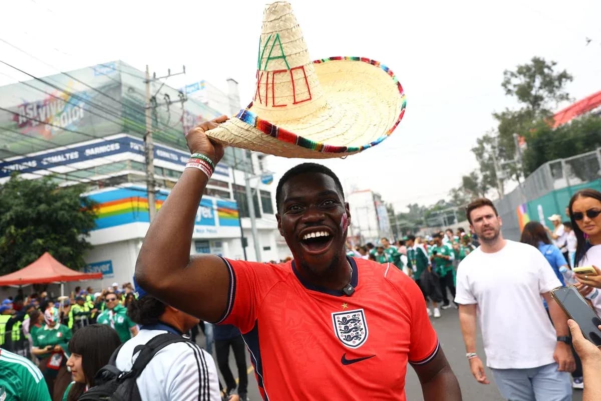 Hombre con sombrero mexicano en evento deportivo Hombre con sombrero mexicano en evento deportivo