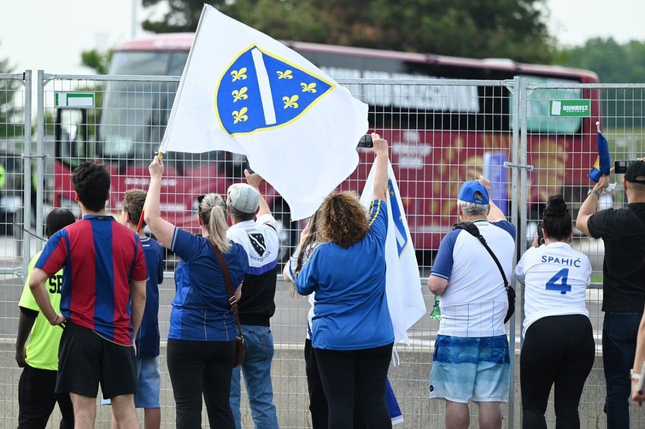 Aficionados con banderas de Bosnia y Herzegovina Aficionados con banderas de Bosnia y Herzegovina