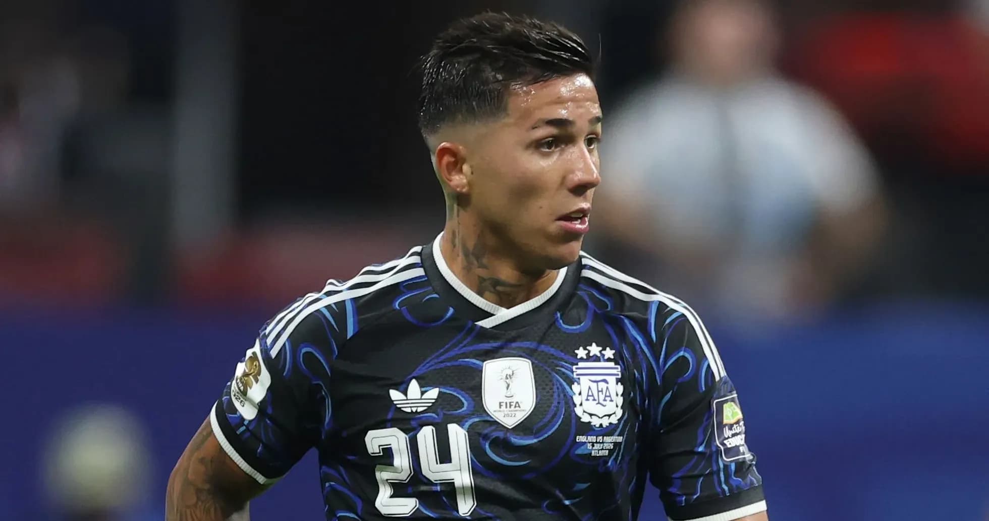 Jugador con camiseta negra de Argentina en acción Jugador con camiseta negra de Argentina en acción