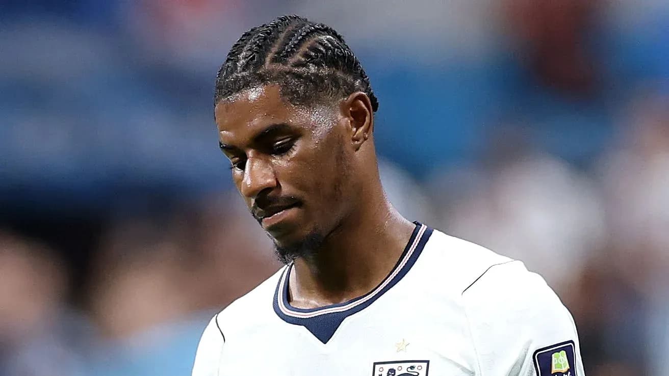 Jugador con trenzas luciendo la camiseta de Inglaterra Jugador con trenzas luciendo la camiseta de Inglaterra