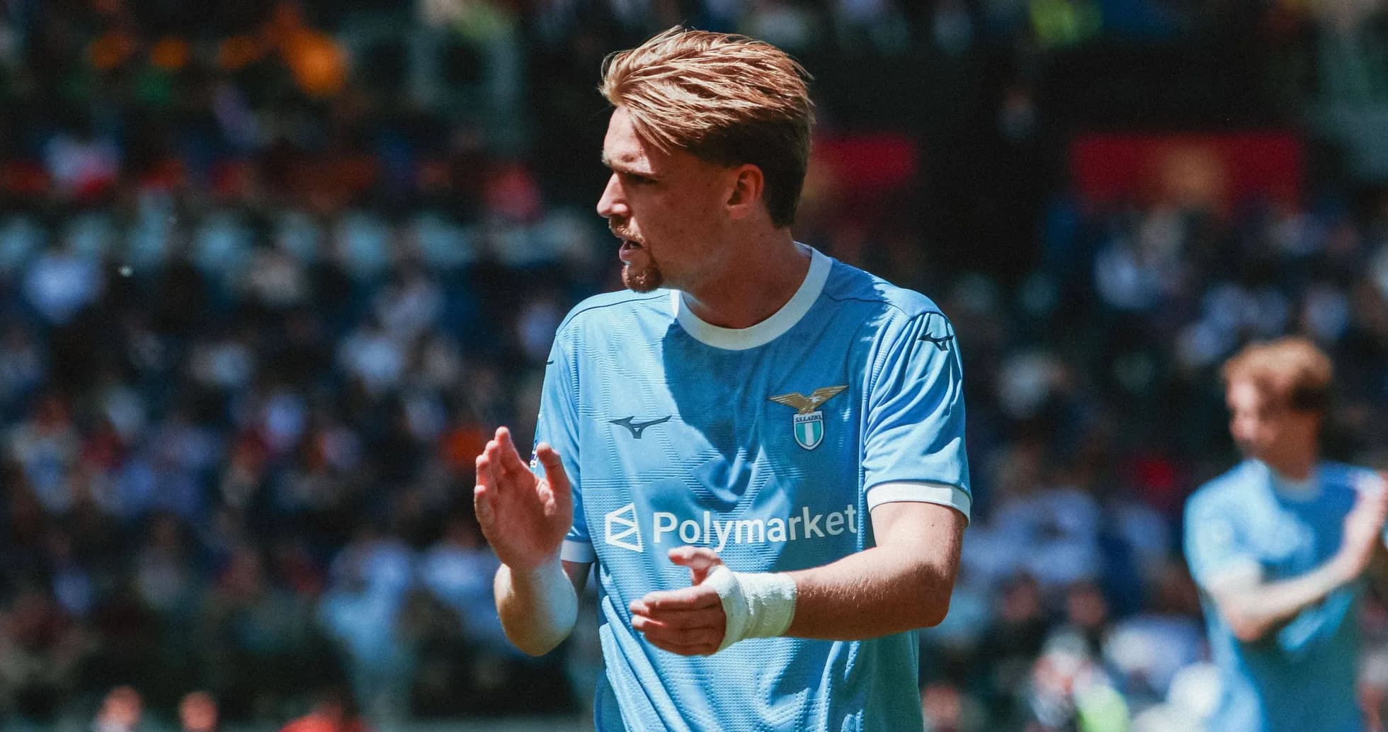 Jugador de Lazio aplaudiendo en el campo de juego Jugador de Lazio aplaudiendo en el campo de juego