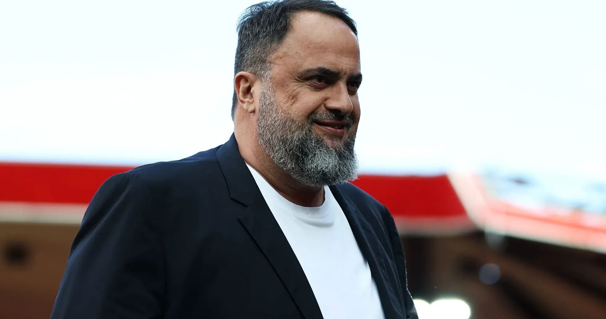 Hombre con barba sonriendo en el estadio Hombre con barba sonriendo en el estadio