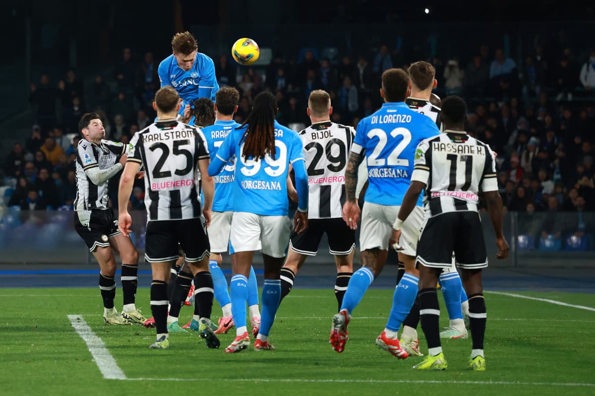 Jugador de Napoli saltando para cabezear el balón Jugador de Napoli saltando para cabezear el balón