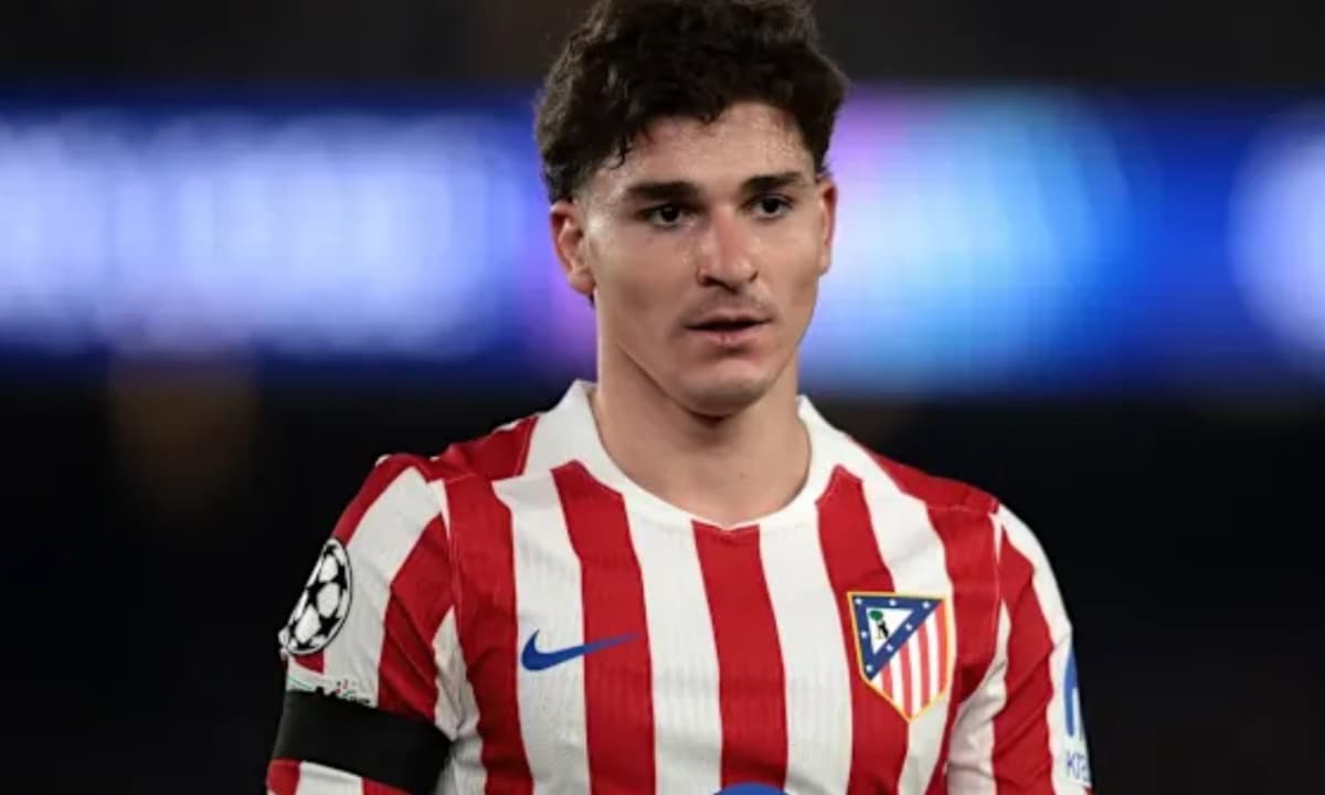 Jugador de Atlético de Madrid con camiseta roja y blanca Jugador de Atlético de Madrid con camiseta roja y blanca