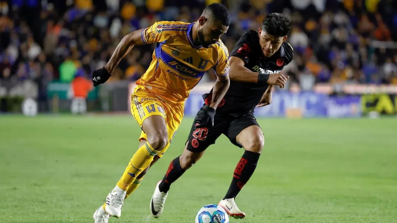 Jugadores de Toluca y Tigres en acción Jugadores de Toluca y Tigres en acción