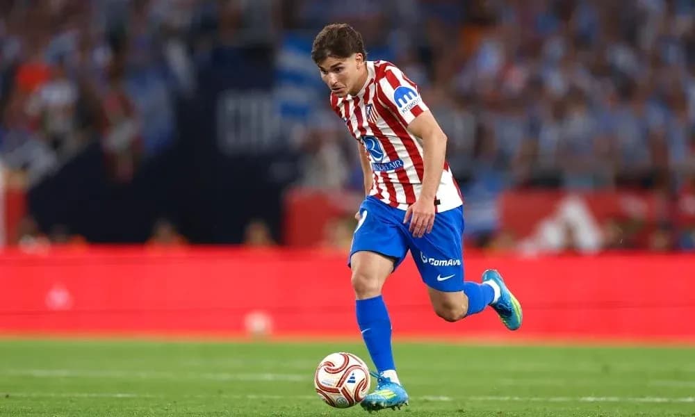 Jugador de Atlético de Madrid avanzando con el balón Jugador de Atlético de Madrid avanzando con el balón