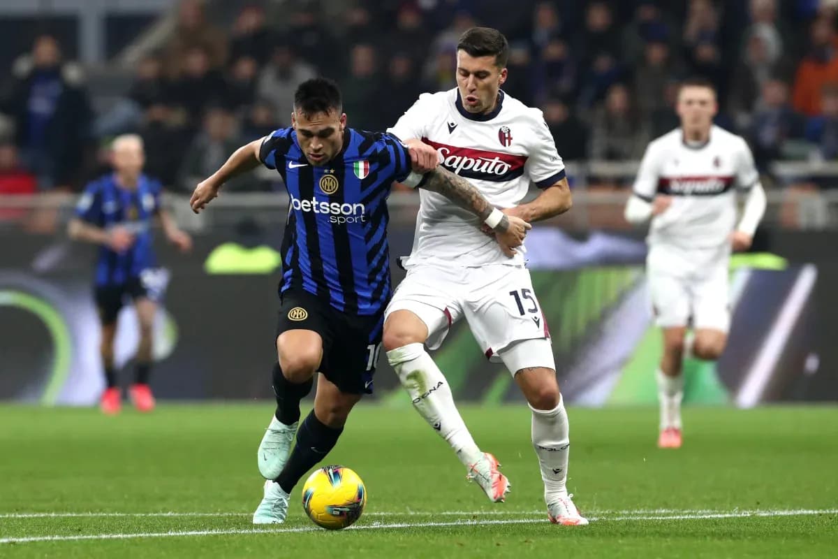 Lautaro Martínez luchando por el balón con defensa Lautaro Martínez luchando por el balón con defensa