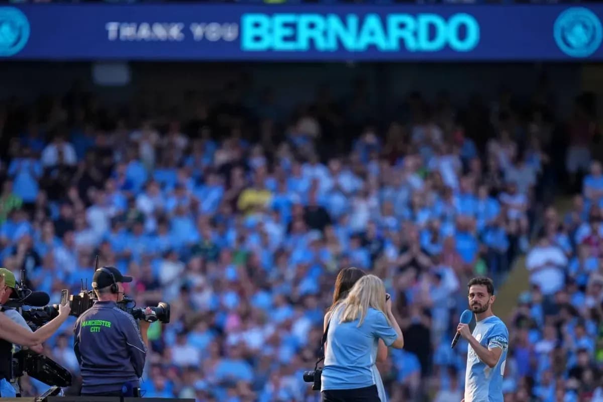 Bernardo Silva hablando ante la afición en el estadio Bernardo Silva hablando ante la afición en el estadio