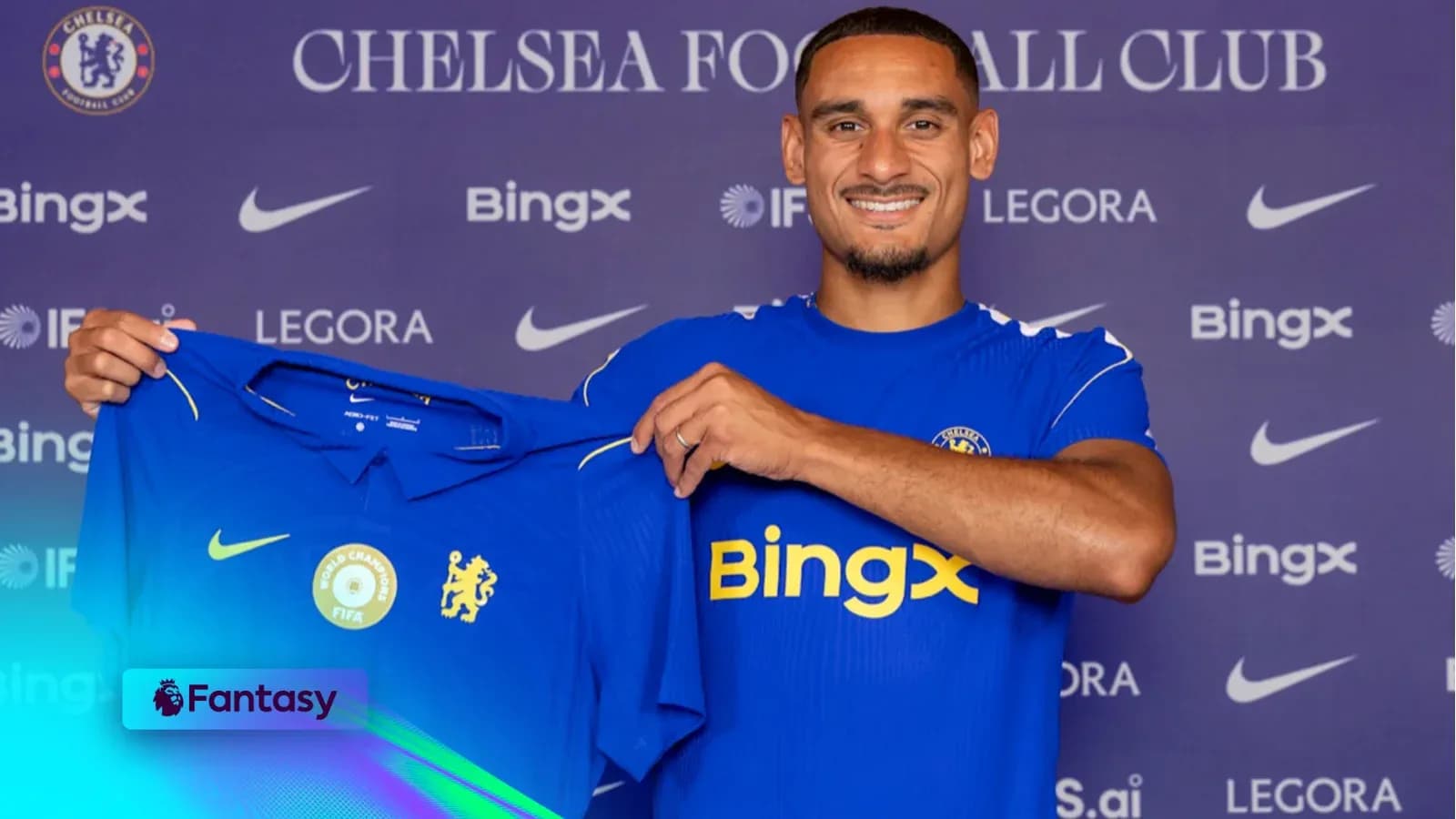 Jugador presenta camiseta de Chelsea en conferencia Jugador presenta camiseta de Chelsea en conferencia