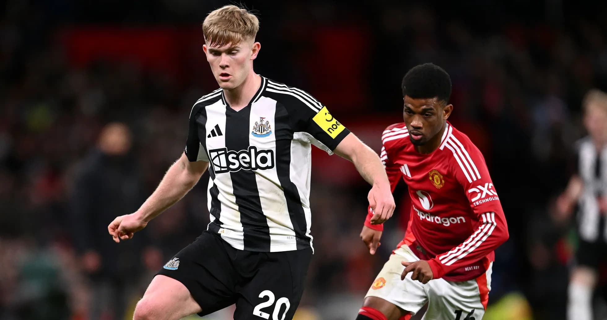 Jugador de Newcastle driblando en partido contra Manchester United Jugador de Newcastle driblando en partido contra Manchester United