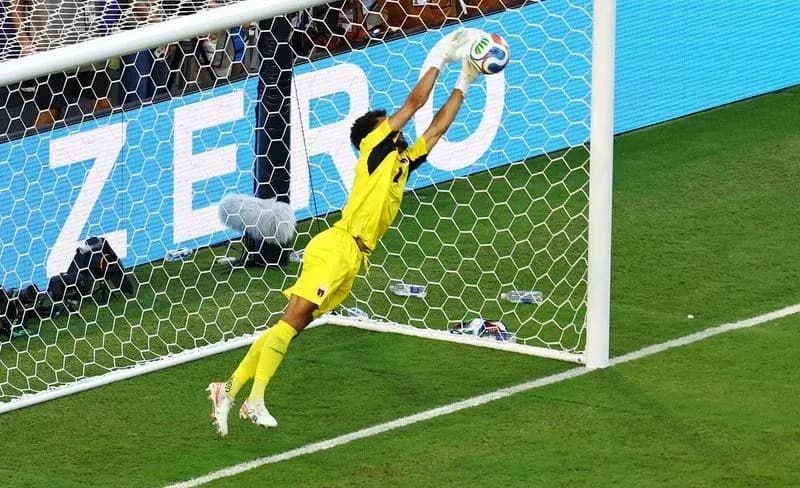 Portero lanzándose para detener un tiro a gol Portero lanzándose para detener un tiro a gol