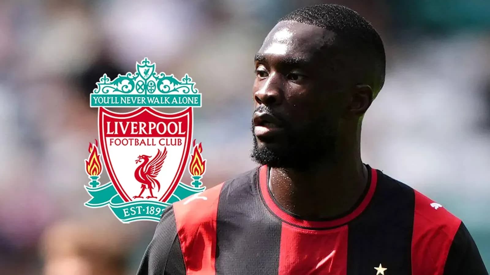 Jugador en uniforme con logo de Liverpool de fondo Jugador en uniforme con logo de Liverpool de fondo