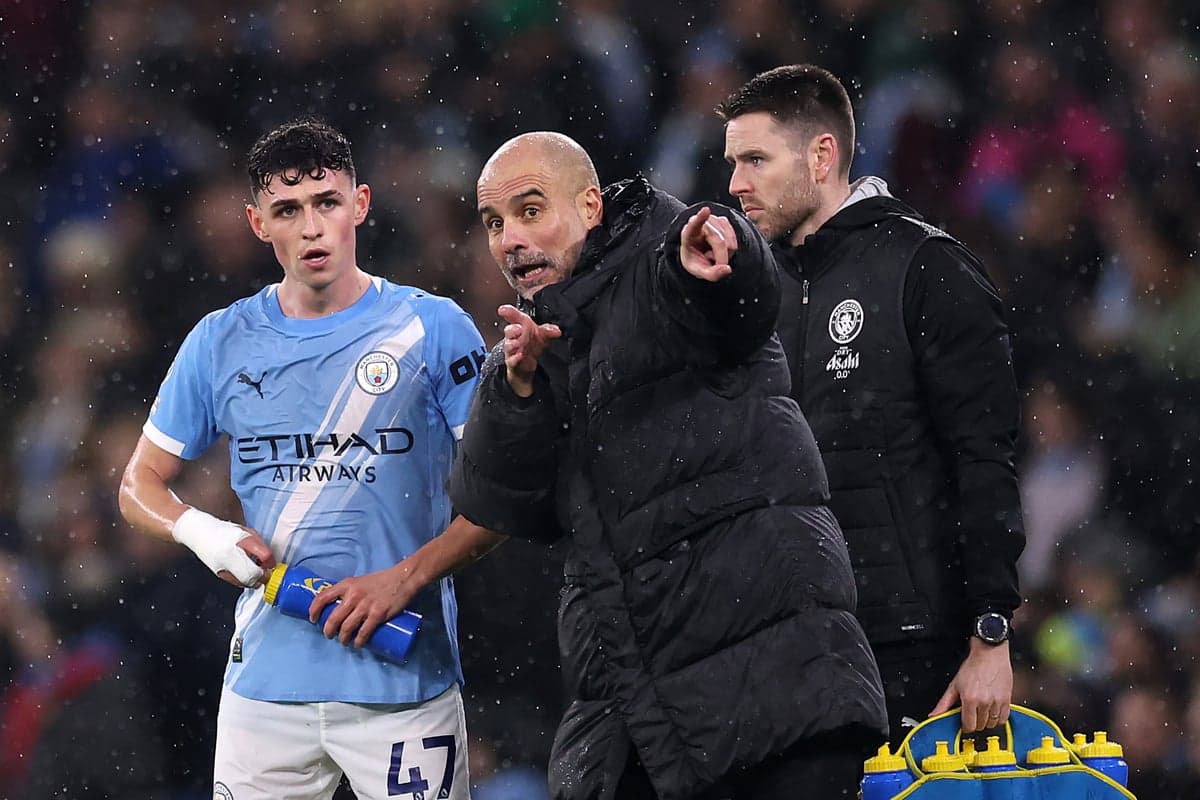 Pep Guardiola dando instrucciones a Phil Foden Pep Guardiola dando instrucciones a Phil Foden