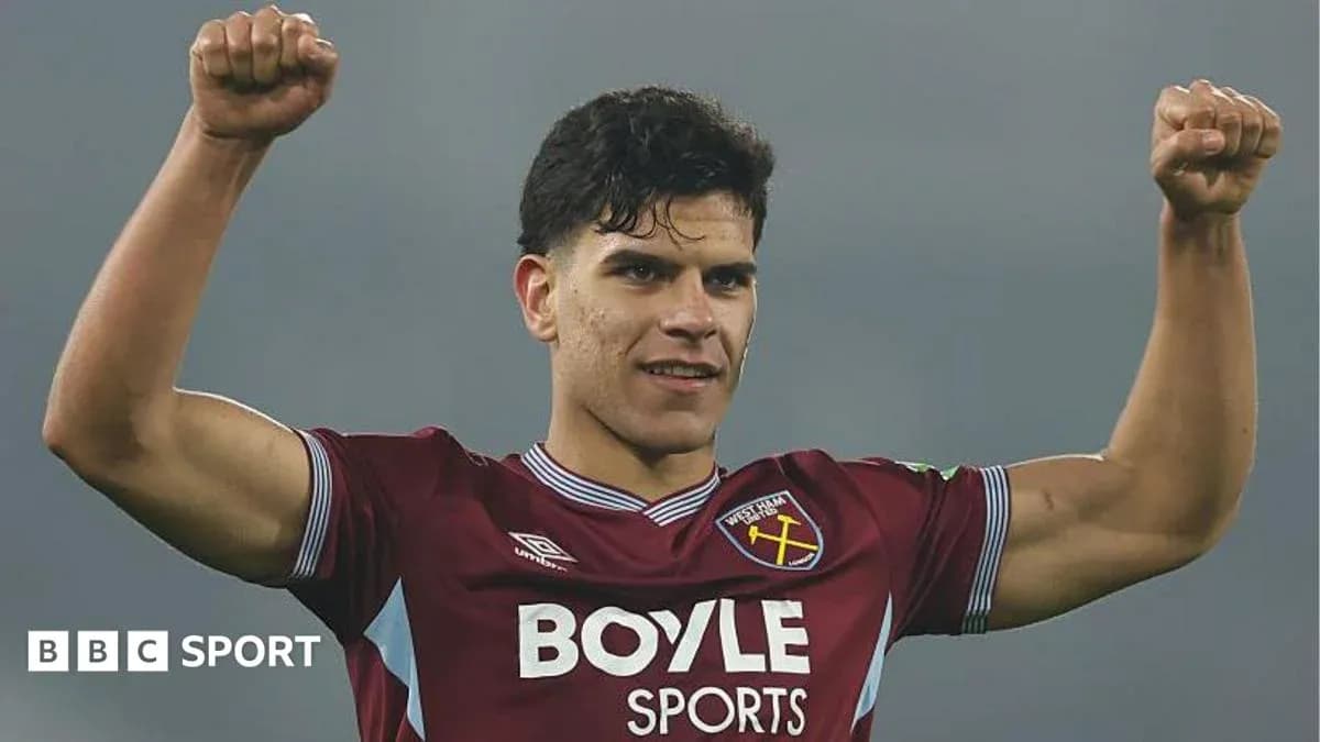 Jugador de West Ham celebrando con los brazos en alto Jugador de West Ham celebrando con los brazos en alto