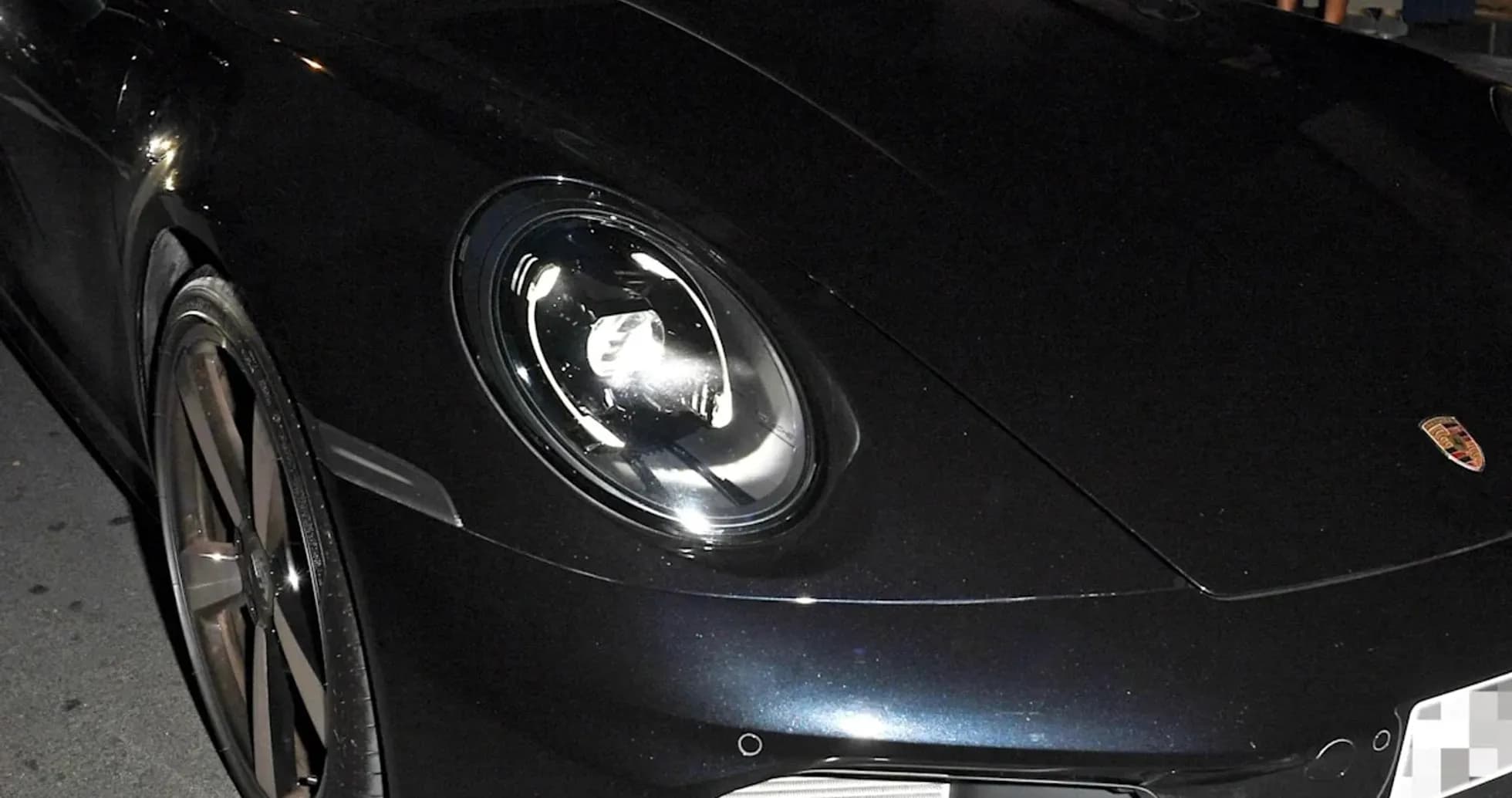Dos hombres en un Porsche negro estacionado Dos hombres en un Porsche negro estacionado