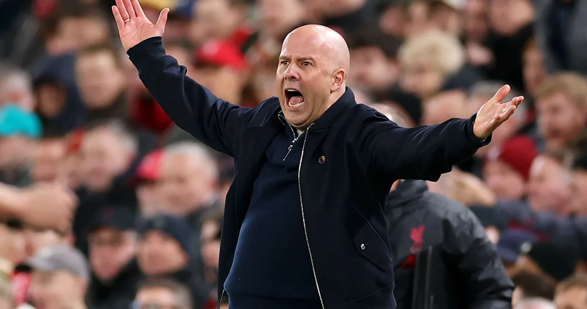 Entrenador gesticulando durante un partido de fútbol Entrenador gesticulando durante un partido de fútbol